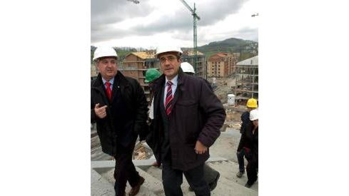 El socialista Patxi López, ayer, de campaña en Rentería