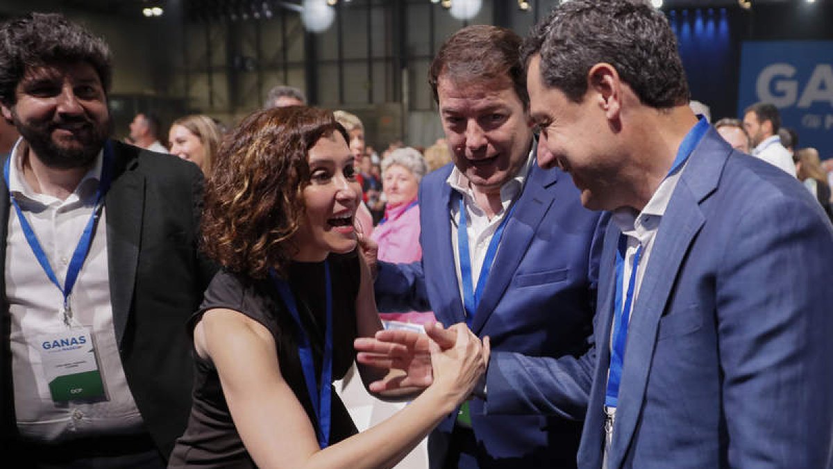 Ayuso con Mañueco y Moreno ayer, en la convención del PP de Madrid. MARISCAL