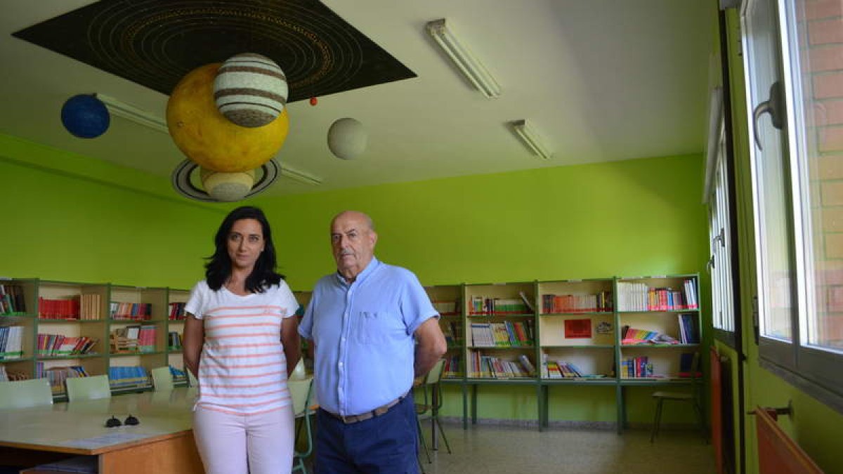 La alcaldesa y el concejal Julio Tolón, en la recién pintada biblioteca del colegio. MEDINA