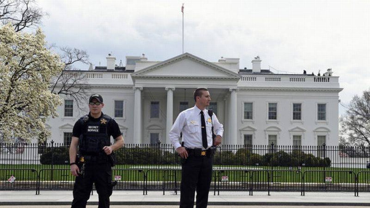 Miembros del servicio secreto vigilando la Casa Blanca durante el apagón.