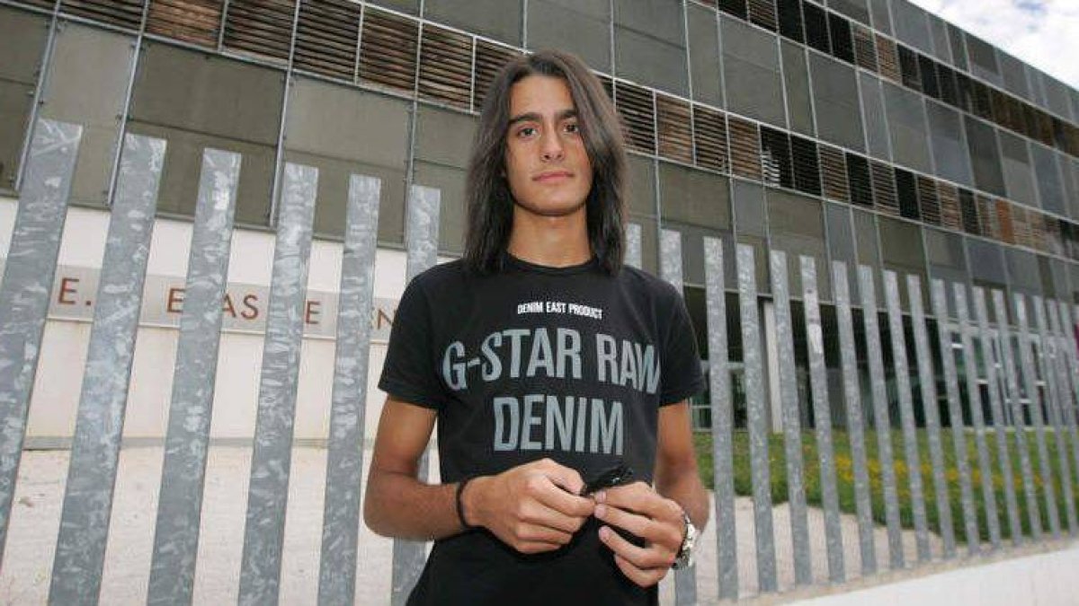 Adán Francisco González, frente al Instituto de Eras de Renueva, en el que estudió.