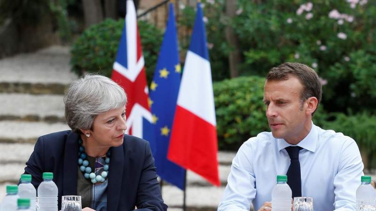 Theresa May y Macron durante una reunión conjunta el año pasado. SEBASTIAN NOGUIER