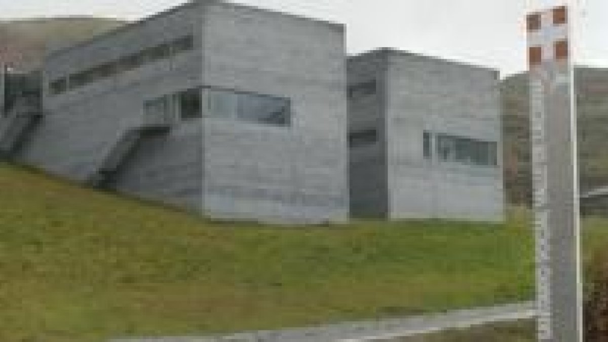 El centro sanitario de Laciana, en la fotografía, se encuentra a la espera de ser inaugurado