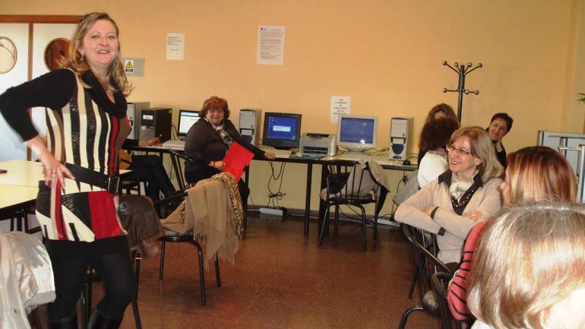 La concejala Carmen Oláiz durante una de las jornadas del curso para mujeres.