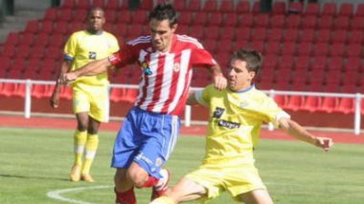Puente, a la izquierda, se mostró muy activo a lo largo de todo el partido ante la Arandina.