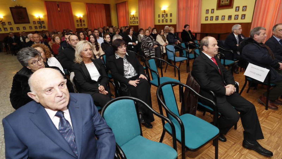 Socios que ayer fueron reconocidos en el acto de entrega de insignias de La Obrera. L. DE LA MATA