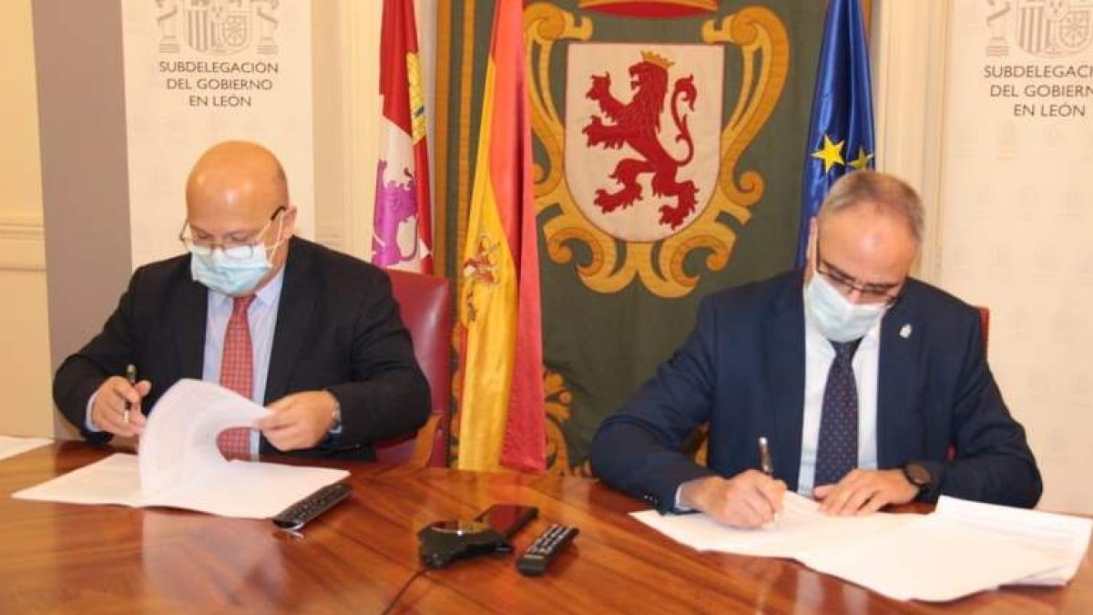 Firma del convenio entre el subdelegado y el alcalde. DL