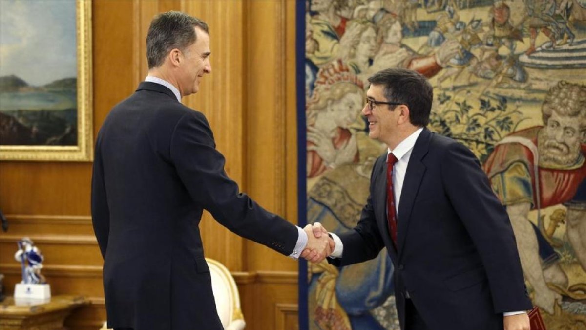 El Rey Felipe VI con el presidente del Congreso, Patxi López, en una reciente reunión para decidir el formato de la nueva ronda de conversaciones.