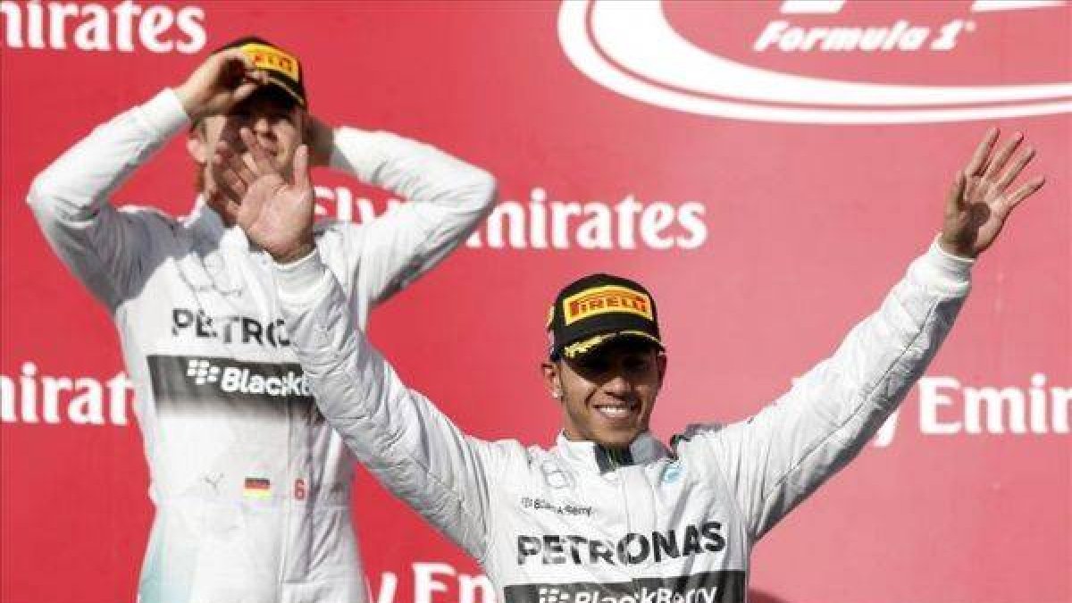 Lewis Hamilton saluda desde el podio del circuito de las Américas ante su compañero, Nico Rosberg, relegado a la segunda plaza.