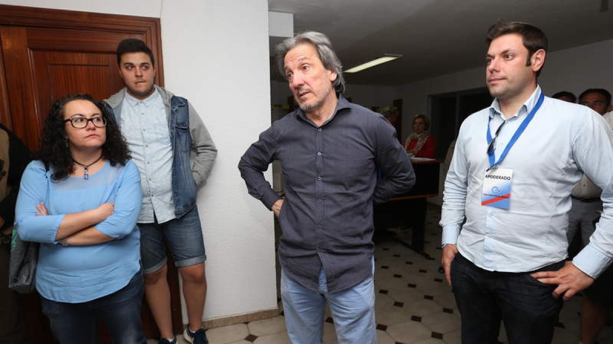 En el centro, Pedro Muñoz, con Iván Alonso a la derecha, anoche en la sede de CB.