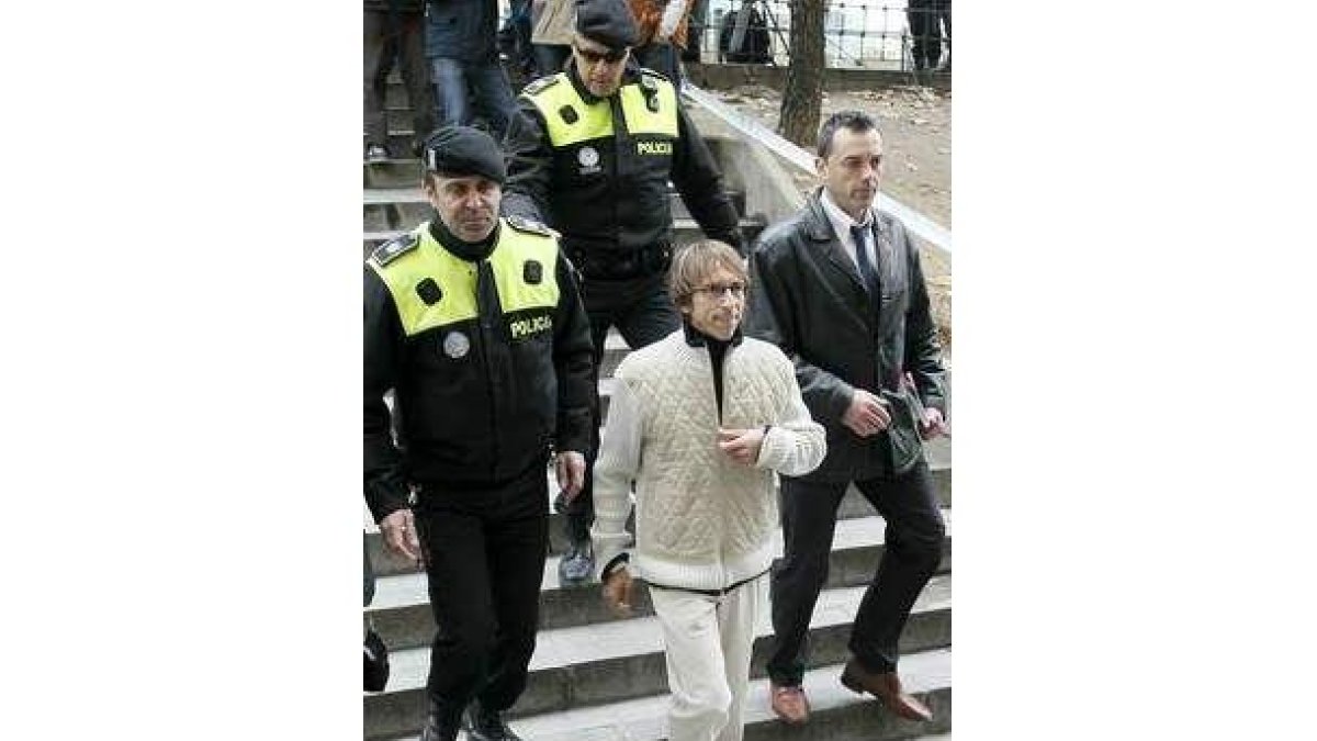 Alberto García, escoltado a la salida de los juzgados.