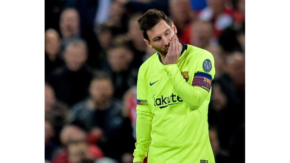 Lionel Messi reacciona como muestra la imagen a la eliminación del Barcelona de la Liga de Campeones. PETER POWELL