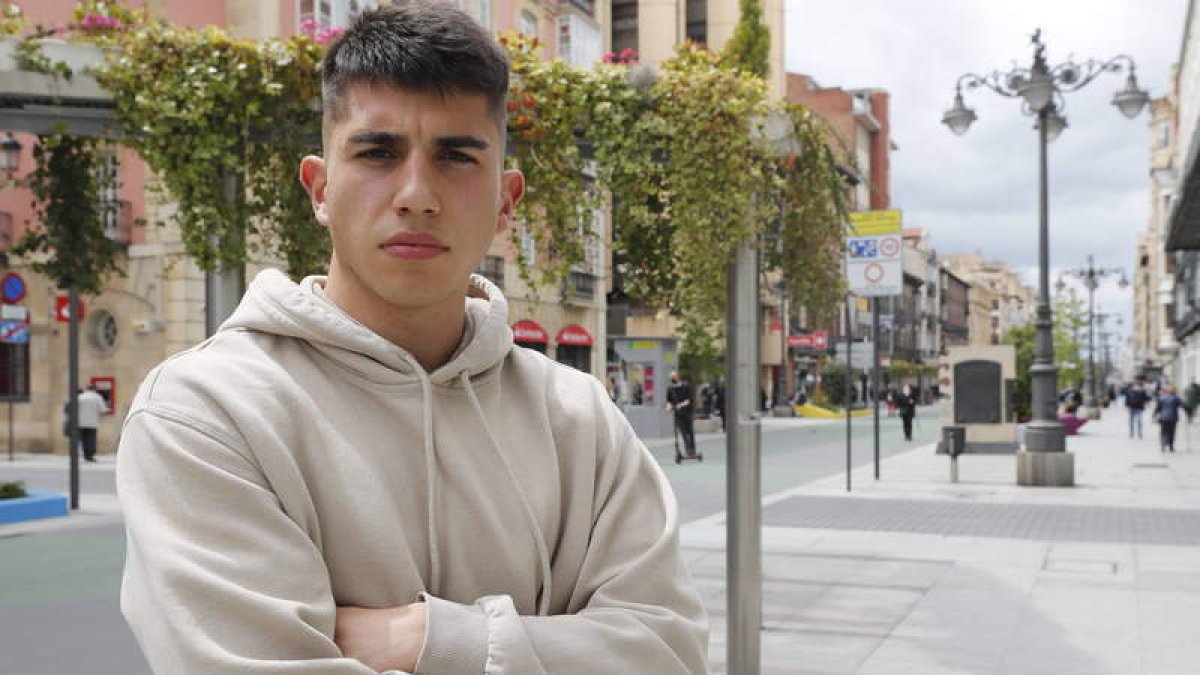 El portero Pablo Díez, que milita en el filial del Sporting de León, en la calle Ordoño II de León. RAMIRO