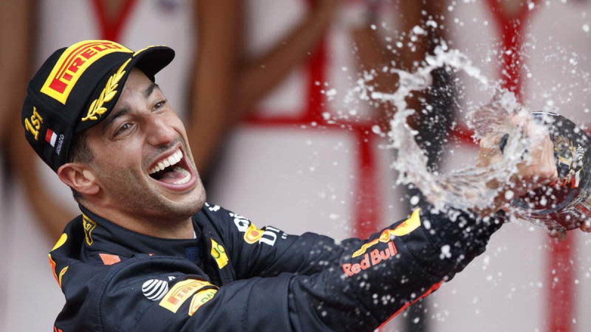 Ricciardo celebra en lo más alto del podio su triunfo en el Gran Premio de Mónaco. VALDRIN XHEMAJ