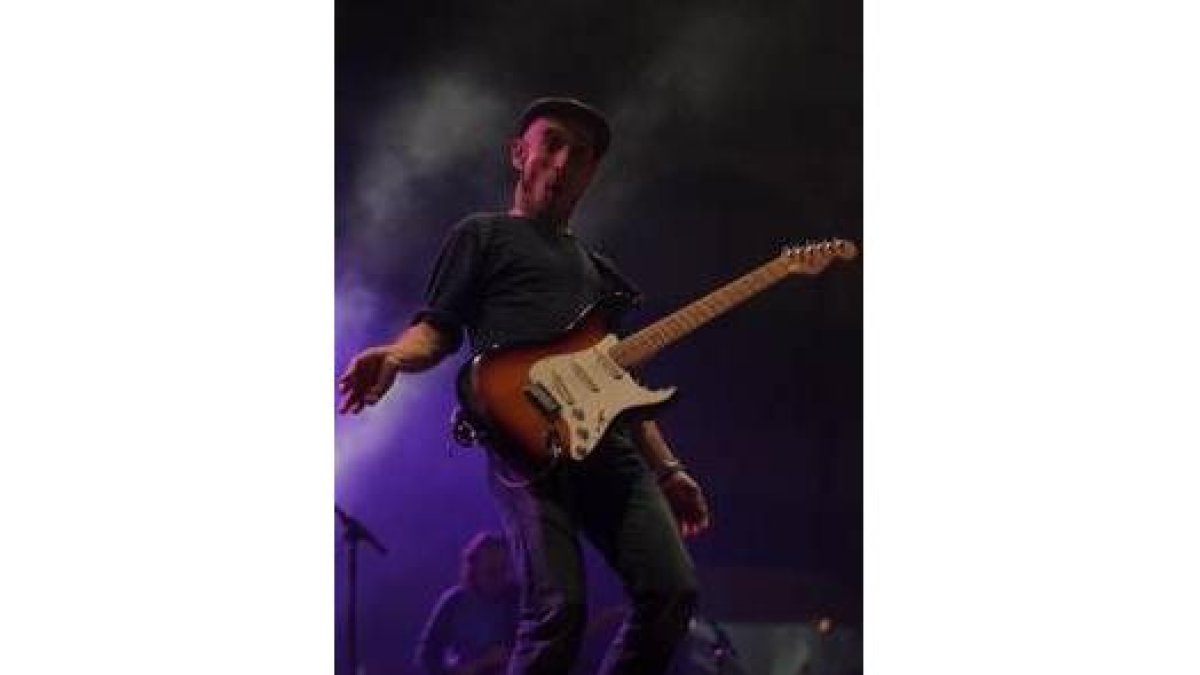 Un instante del concierto que Fito & los Fitipaldis ofrecieron ayer en el León Arena