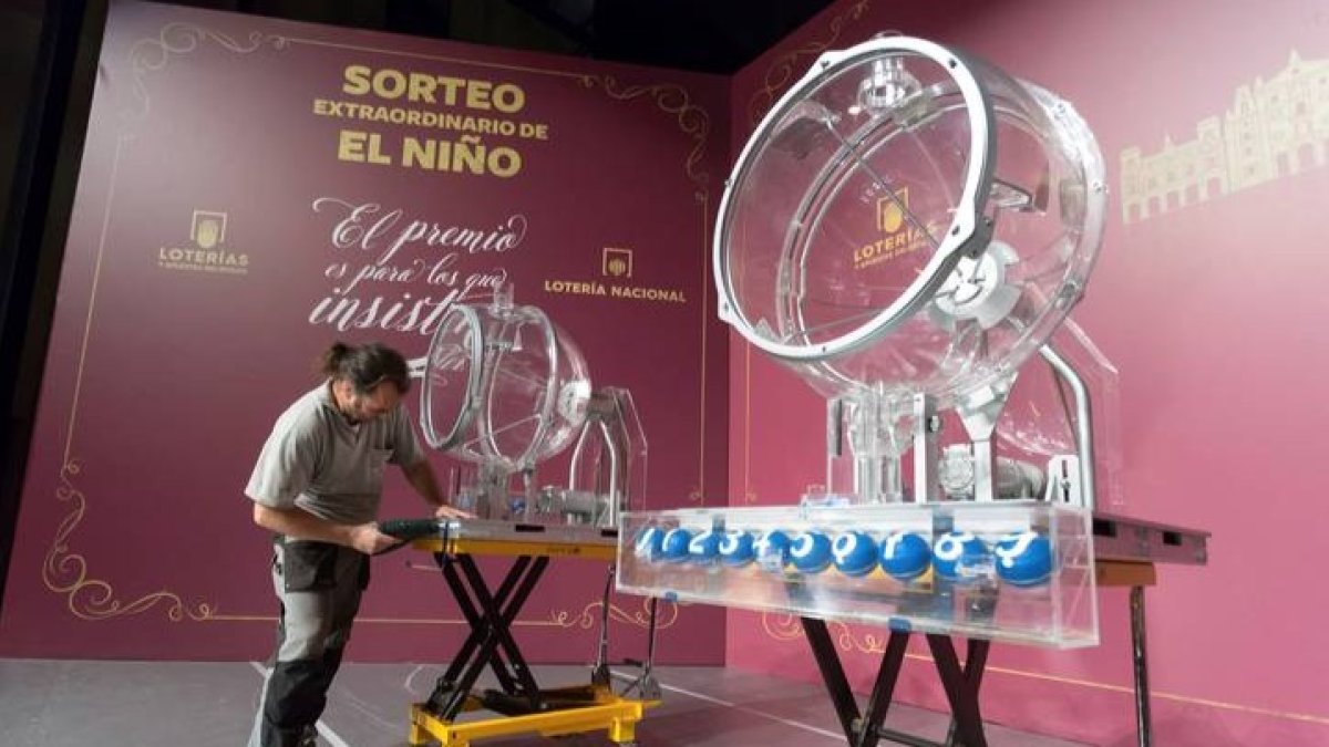 Preparativos para la Lotería del Niño. RAÚL SANCHIDRIÁN