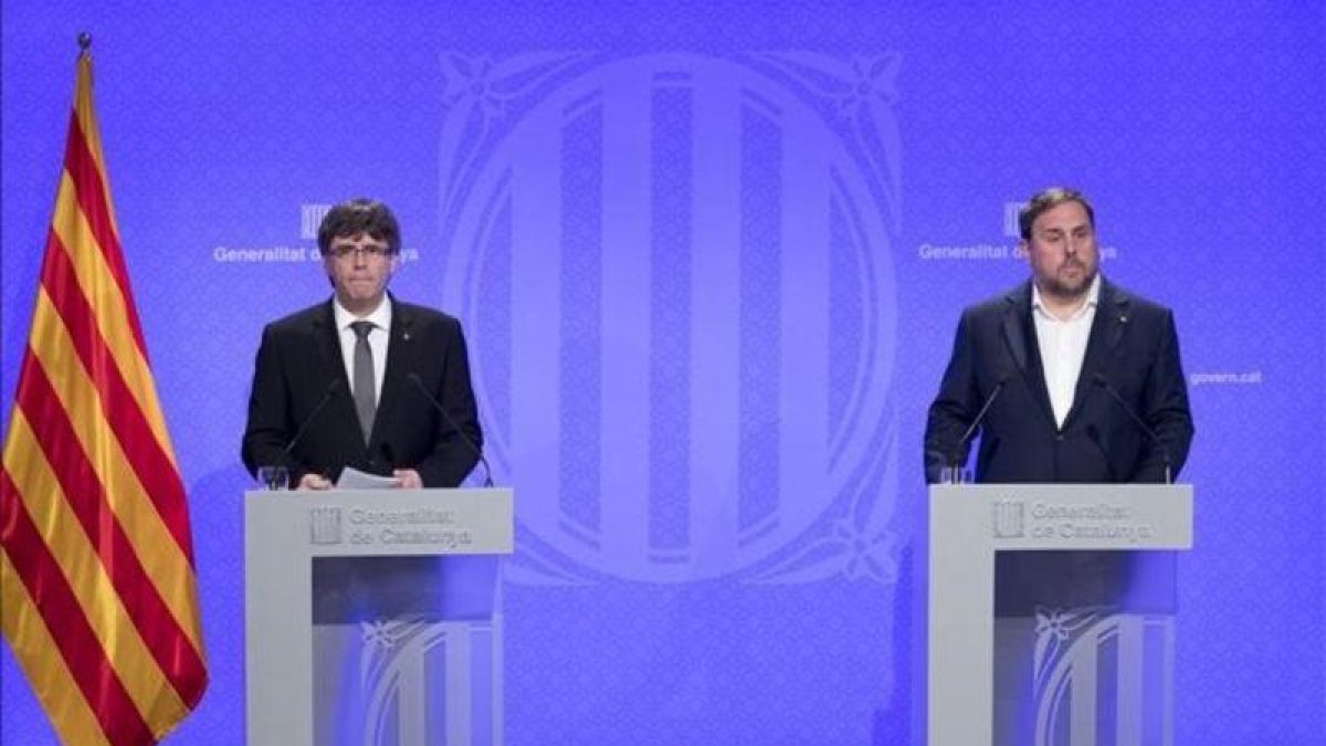 Carles Puigdemont y Oriol Junqueras, en la rueda de prensa en la que se anunciaron los últimos cambios en el Govern.