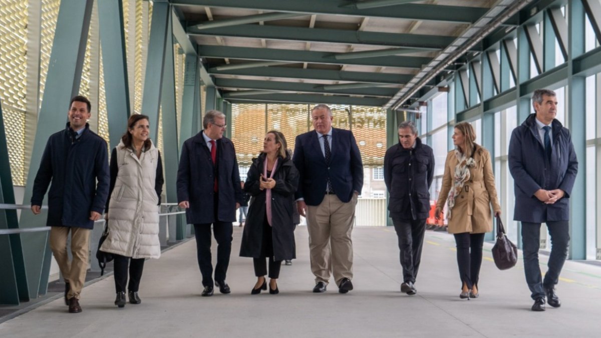 Silván, tercero por la izquierda, junto a senadores populares en Galicia. DL