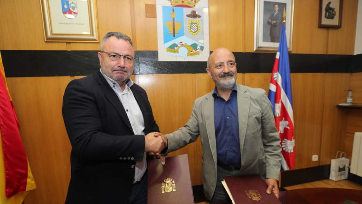 Morán y Quiroga, ayer, en la firma del convenio. L. DE LA MATA