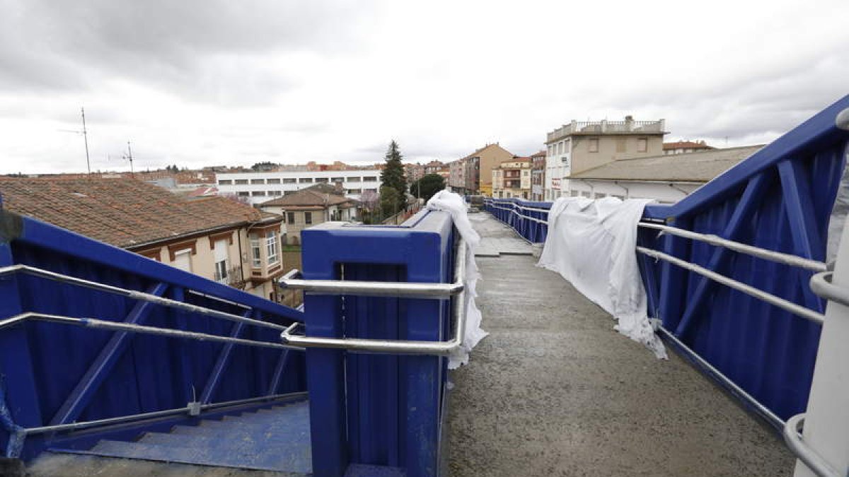 Vista del pasillo que corona la pasarela azul de Trobajo, que en estos días recibe los últimos retoques. MARCIANO PÉREZ