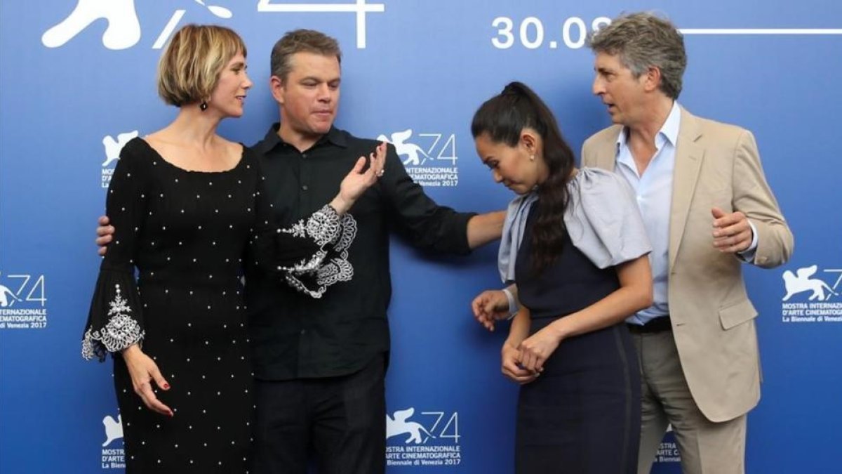 Alexander Payne (derecha), con sus actores Kristen Wiig, Matt Damon y Hong Chau, en Venecia.