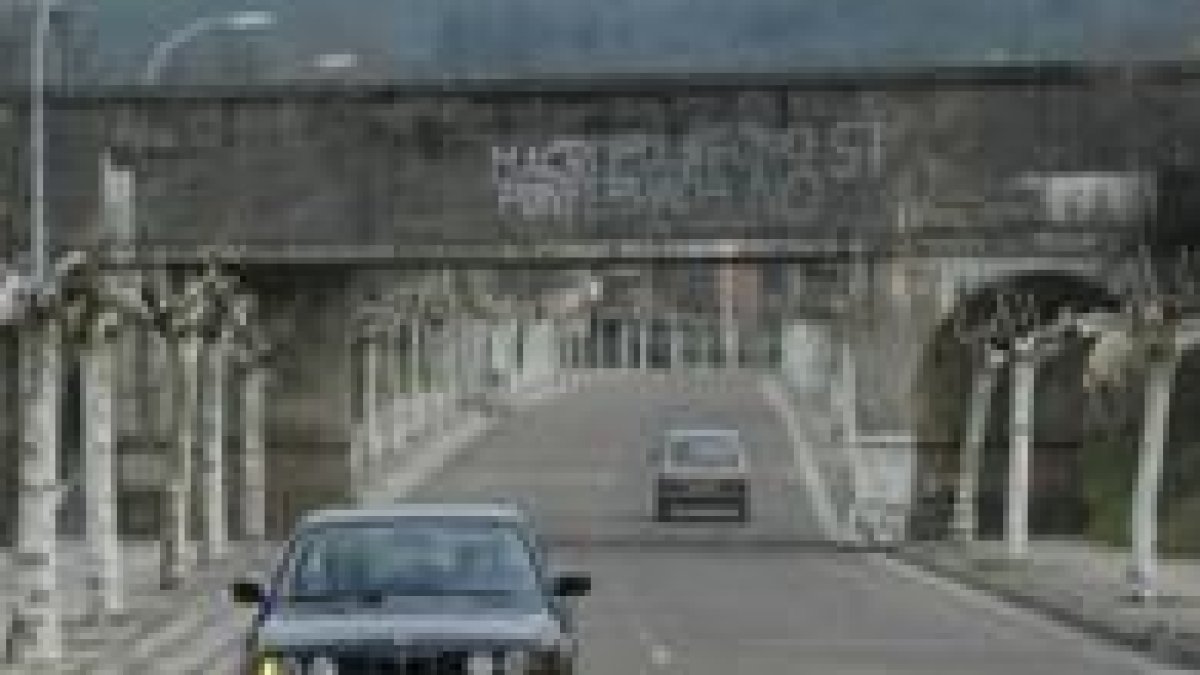 Los vecinos de la entrada a Cubillos viven en vilo por el tráfico