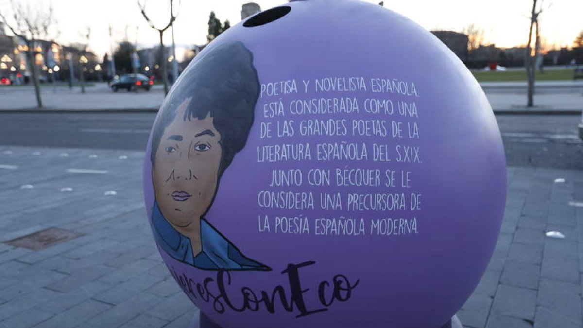 El contenedor de Rosalía de Castro está situado frente al auditorio. MARCIANO PÉREZ