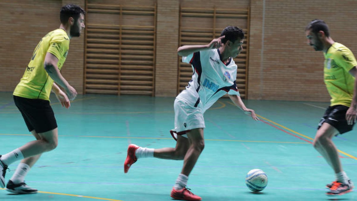 Las competiciones no oficiales de fútbol sala son las que corren un mayor peligro de poder continuar desarrollándose tras el Decreto de modificación. SECUNDINO PÉREZ