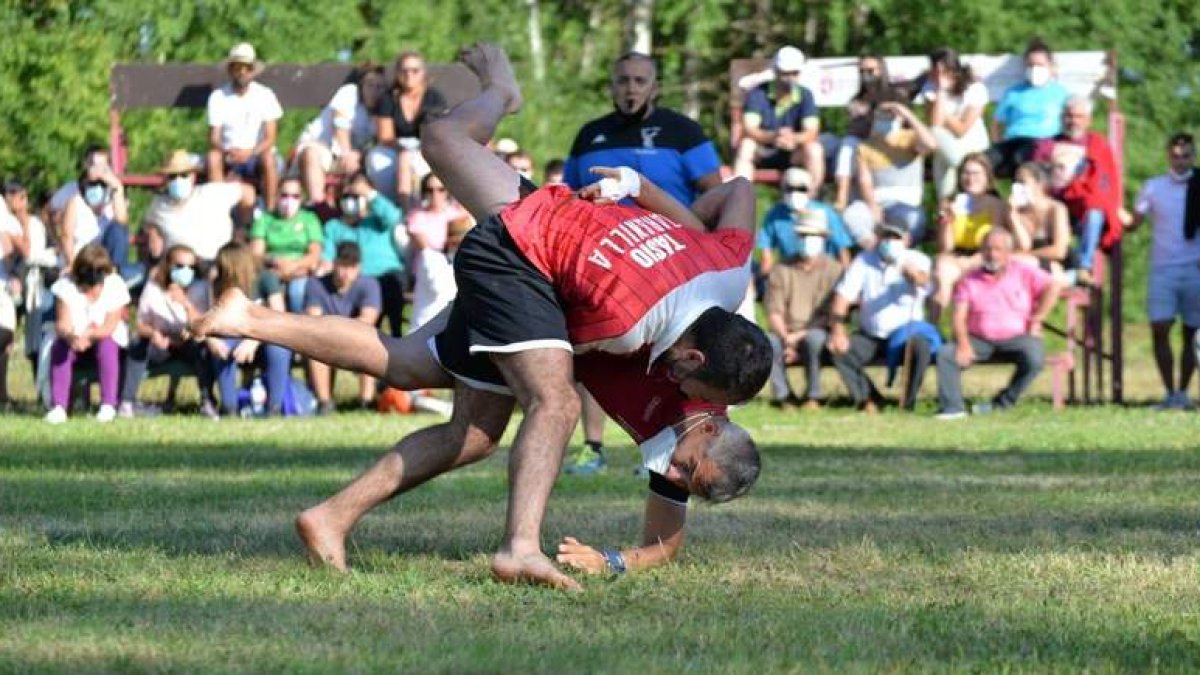 Víctor Llamazares y Javier Oblanca en su combate en el corro de Taranilla. ÁLVARO QUIÑONES