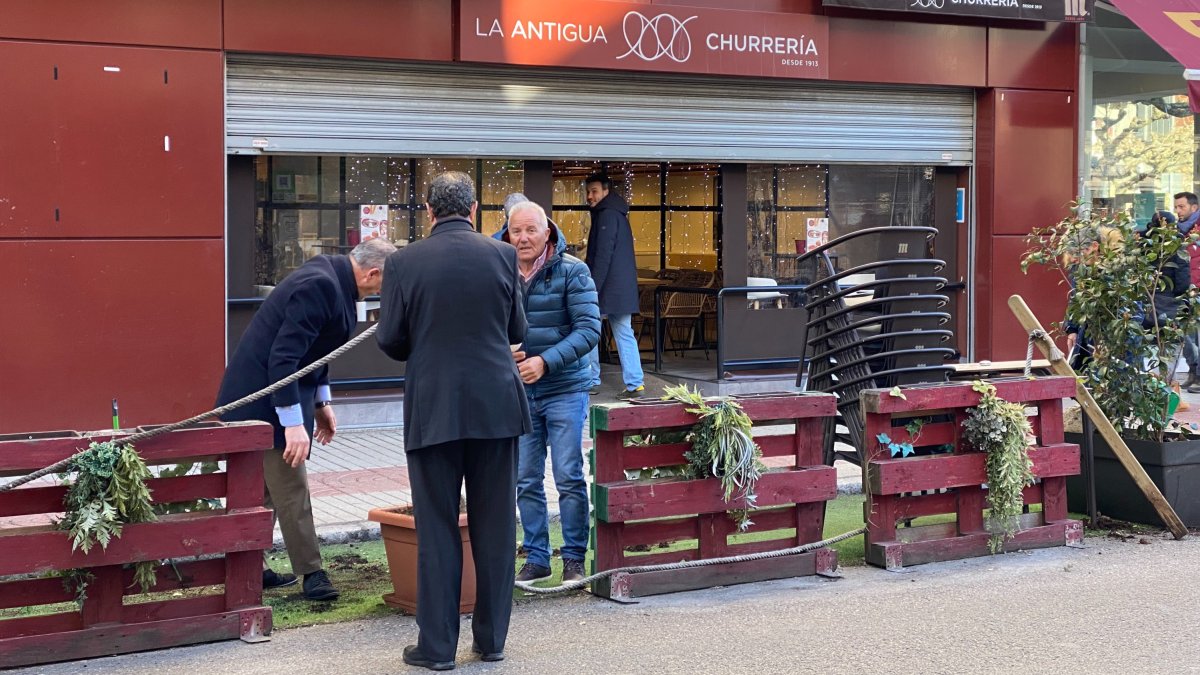 Las labores de restauración de los desperfectos se han prolongado durante buena parte de la mañana. MAZ