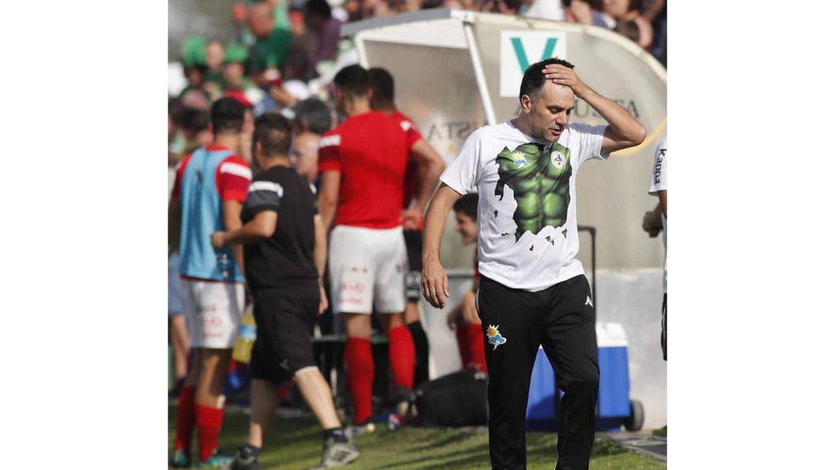 Miguel Ángel Miñambres se desespera de una jugada en un partido en el que el Astorga mereció más frente al CD Vitoria. JESÚS F. SALVADORES