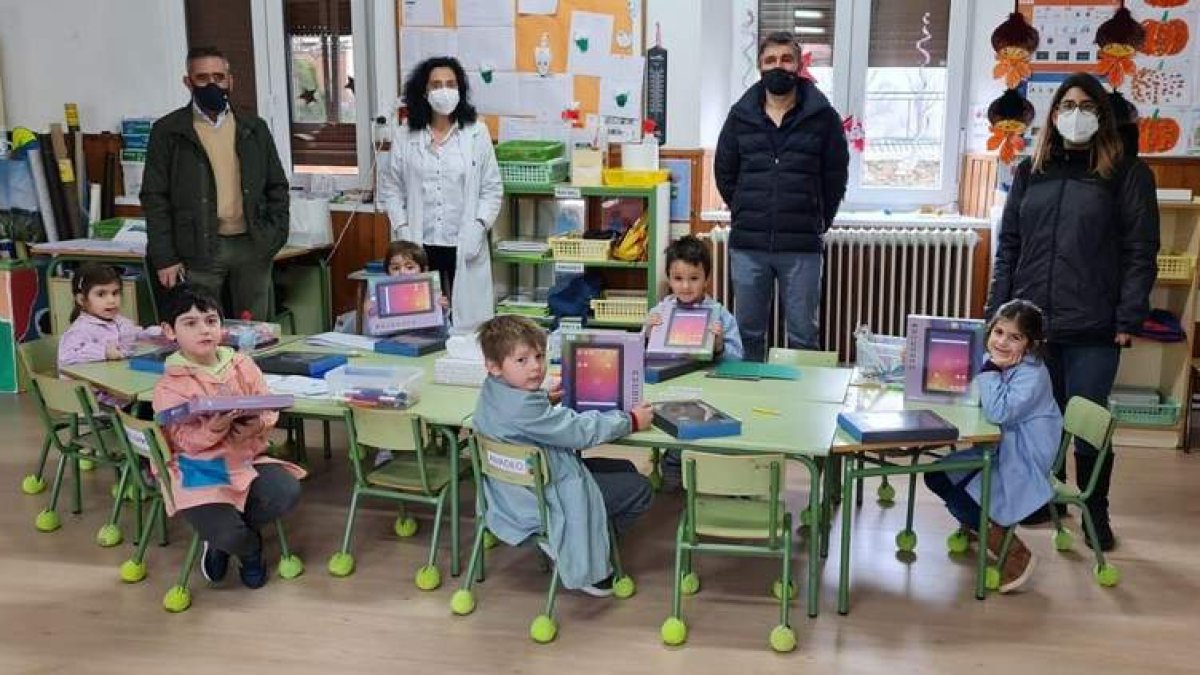 Miembros de la corporación entregando las tablets. DL