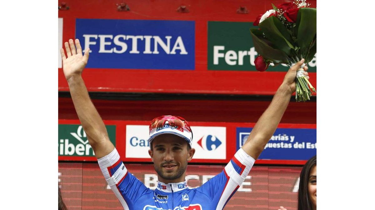 Nacer Bouhanni en el podio tras ganar la octava etapa.