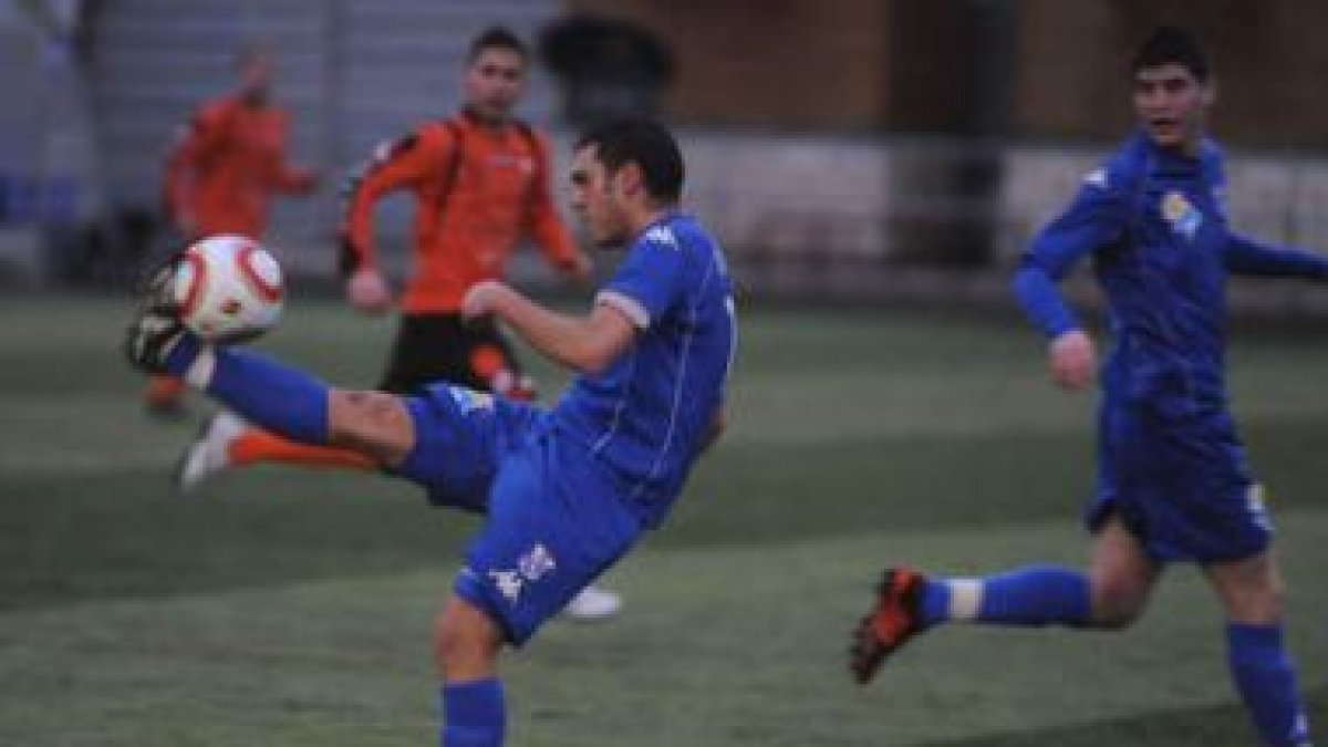 Vila controla el balón en un lance del partido. El delantero fue el autor del único gol del Huracán.