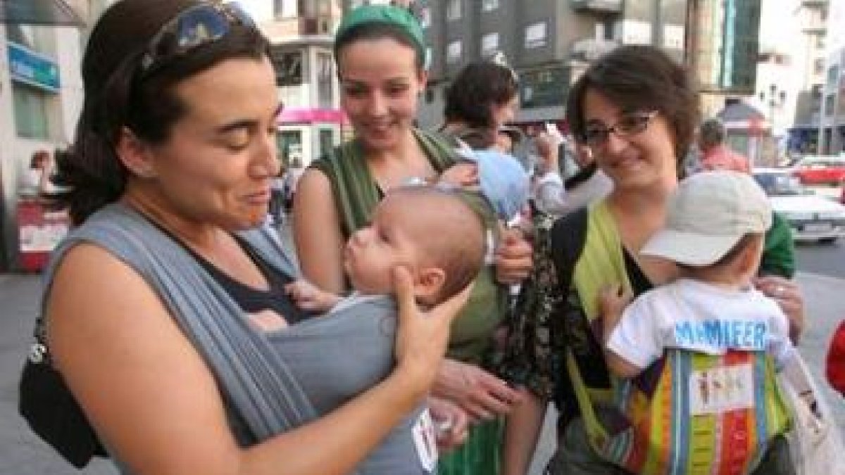 Tres de las participantes en la marcha portabebés que se celebró ayer en Ponferrada.