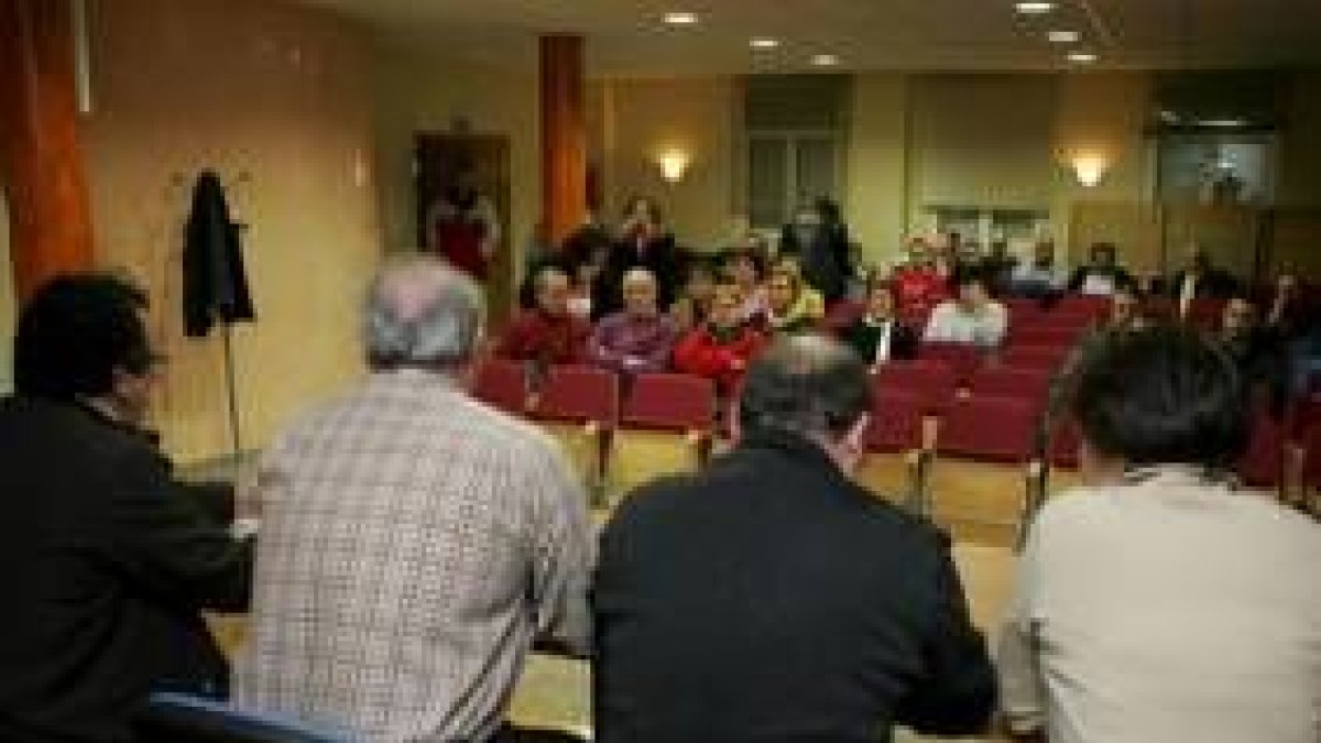 Un momento de la reunión de los militantes del PSOE en Villaquilambre