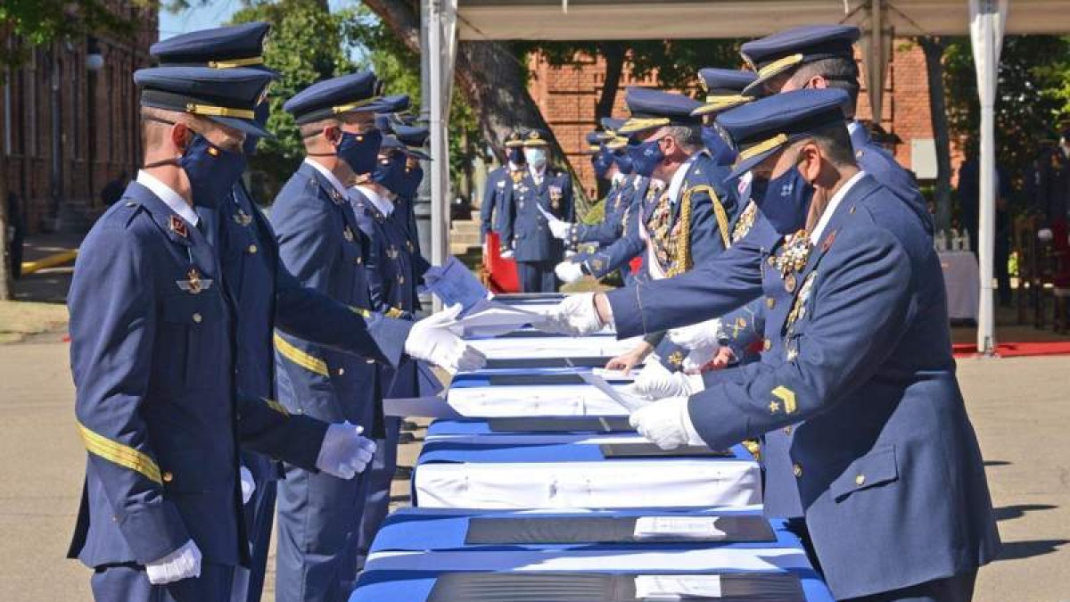 Los sargentos recibieron sus despachos con la mascarilla azul del Aire. ABA/DL