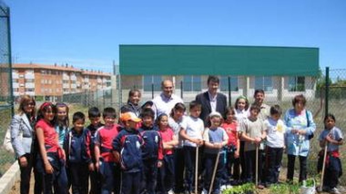 Grupo de alumnos que participan en la experiencia de la creación del huerto escolar