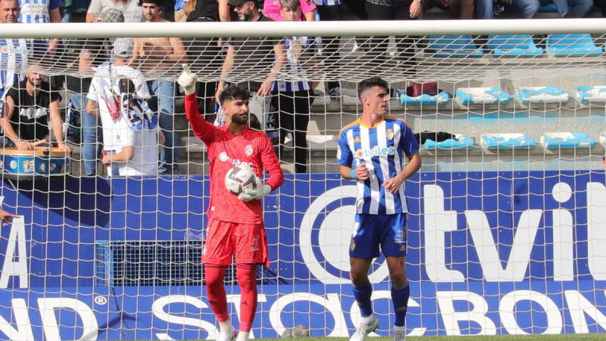 Amir Abedzadeh volvió a la portería el sábado y la Deportiva consiguió con sufrimiento dejar el marco a cero. ANA F. BARREDO