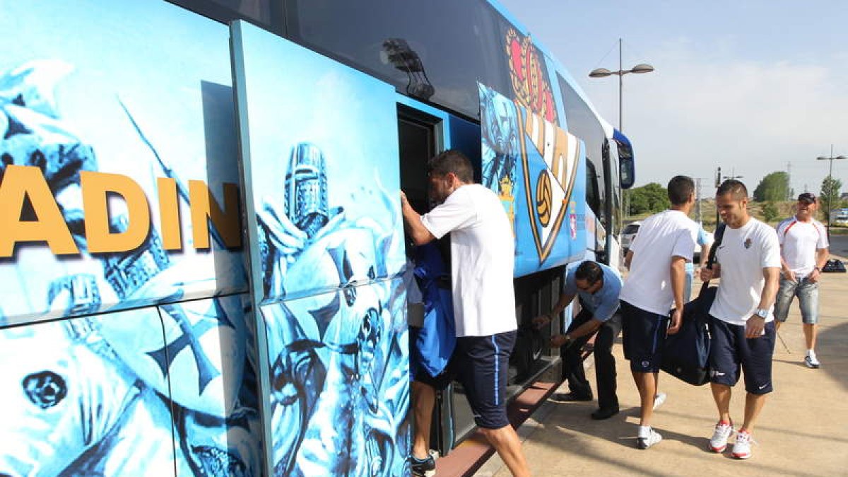 Los jugadores de la Deportiva, subiéndose al autobús ayer, minutos antes de partir hacia Lucena.