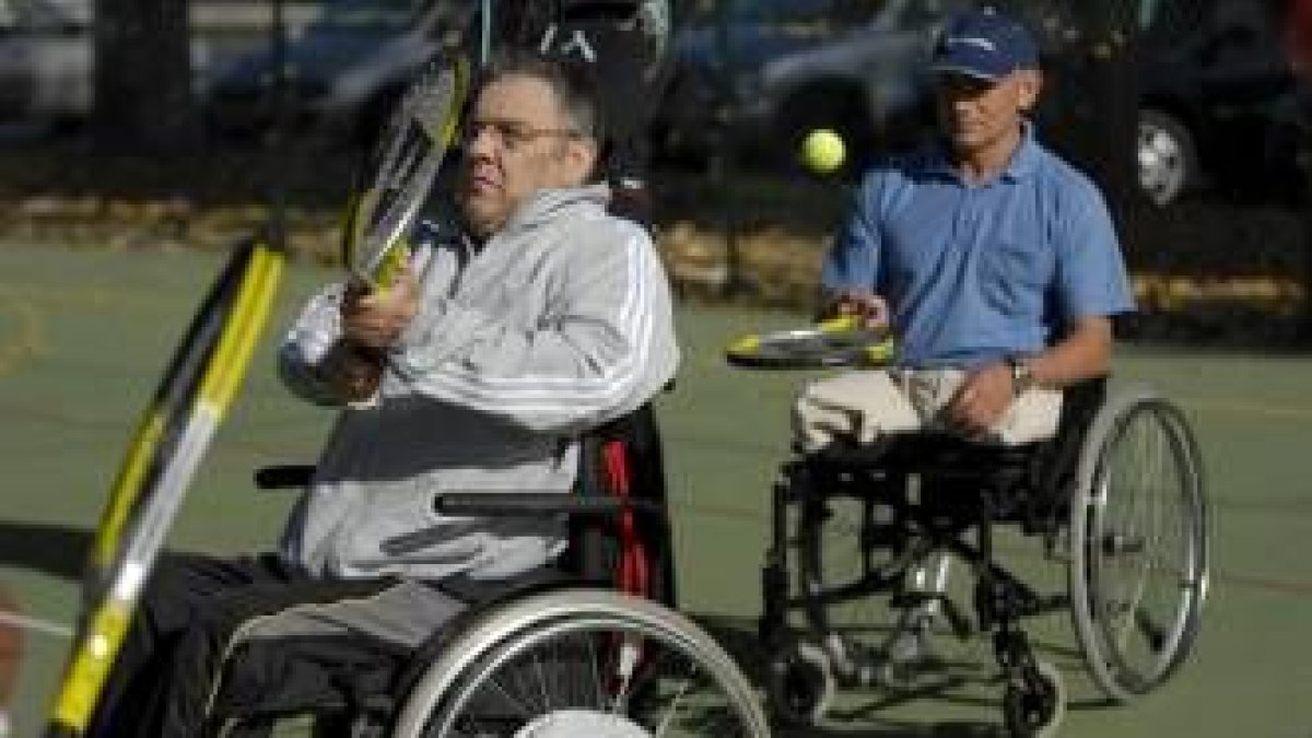 Dos participantes en el curso durante el primer día de actividad en las pistas municipales de tenis