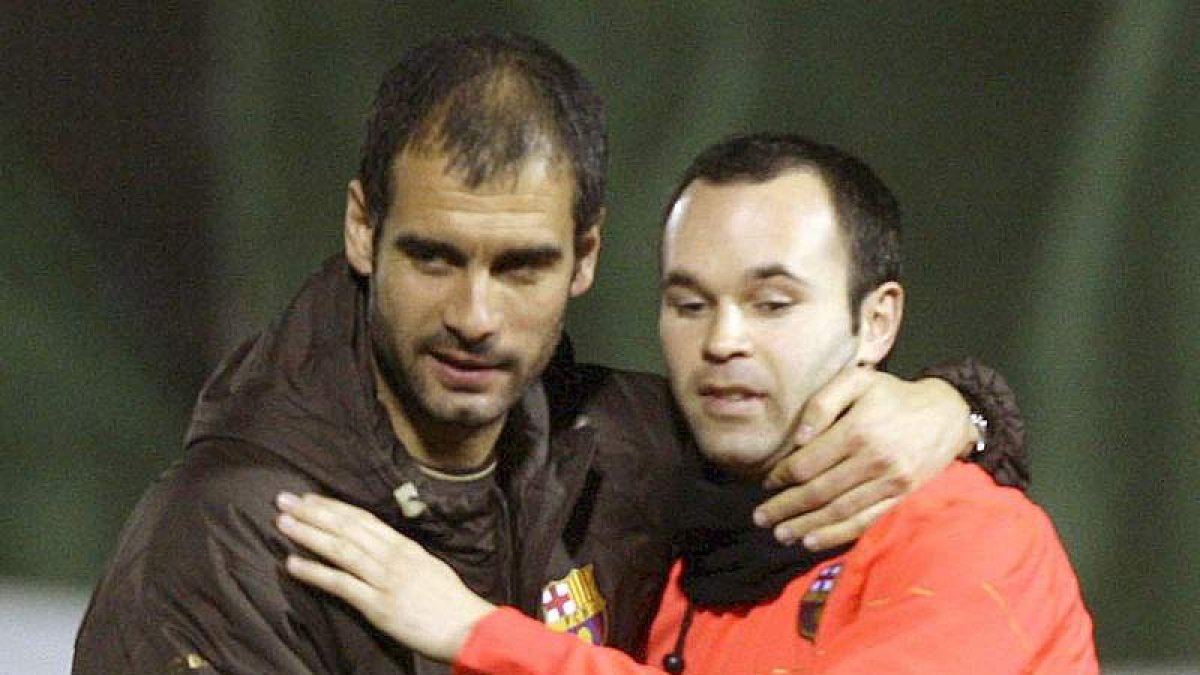 Pep Guardiola abraza a Andres Iniesta durante una sesión técnica.
