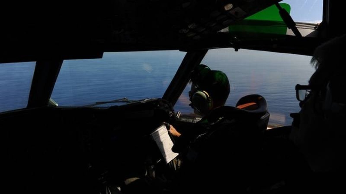 Un avión de la Royal Australian Airforce (RAAF) buscando los restos del vuelo MH370 de Malaysia Airlines