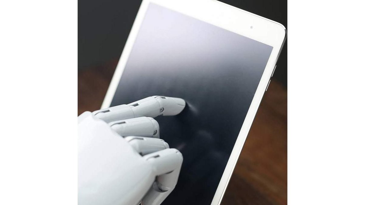 Tableta electrónica operada por un robot con inteligencia artificial o IA. UOC
