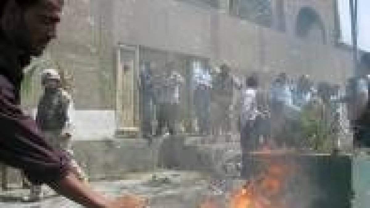 Un iraquí quema fotos y enseres de la embajada de Jordania