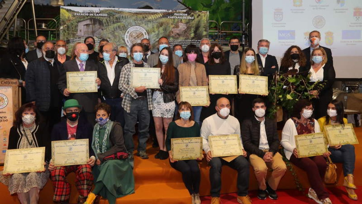 Foto de familia con todos los premiados anoche en la gala del Palacio de Canedo. L. DE LA MATA