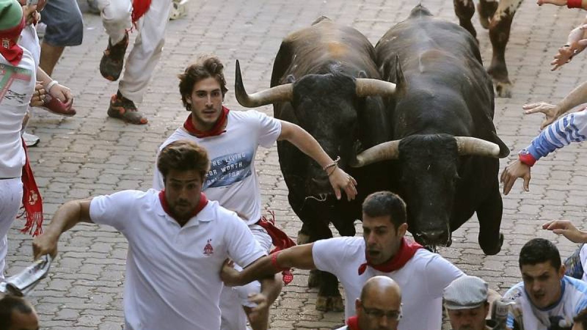 Vista de la manada en el sexto encierro en Pamplona.