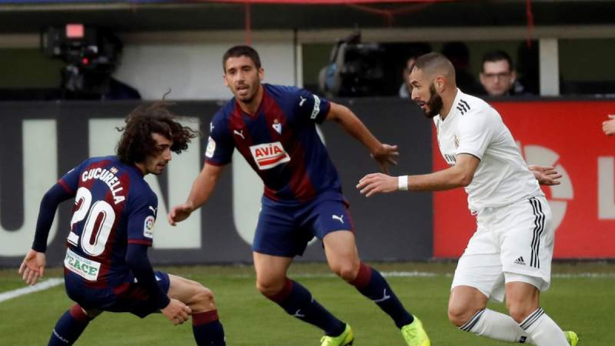Benzema conduce el balón durante el partido ante el Eibar, que goleó al Madrid. JAVIER ETXEZARRETA.