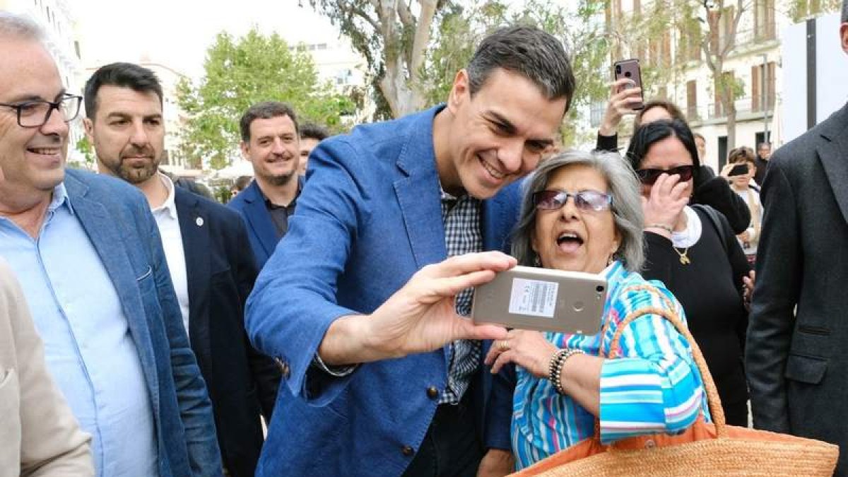 Pedro Sánchez, ayer, en su visita a la isla de Ibiza. SERGIO G. CAÑIZARES
