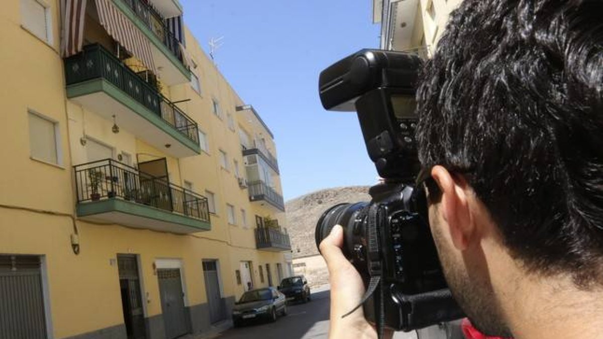 Fachada de la vivienda de la mujer apuñalada, este sábado en Berja.